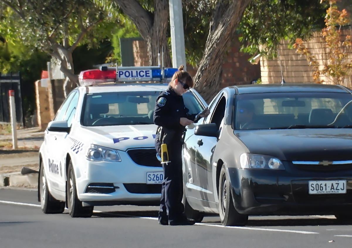 Un automobiliste verbalisé par une policière.