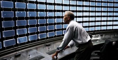 Lucius devant le système d'écoute des téléphones